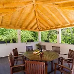 בית נופש Luxurious Home In Trstenik