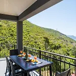 Luxurious Home In Trstenik בית נופש